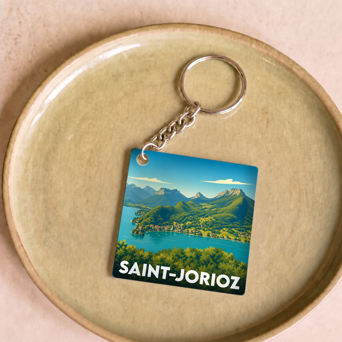 Porte-clés souvenir de la ville de Saint-Jorioz avec une illustration stylisée.