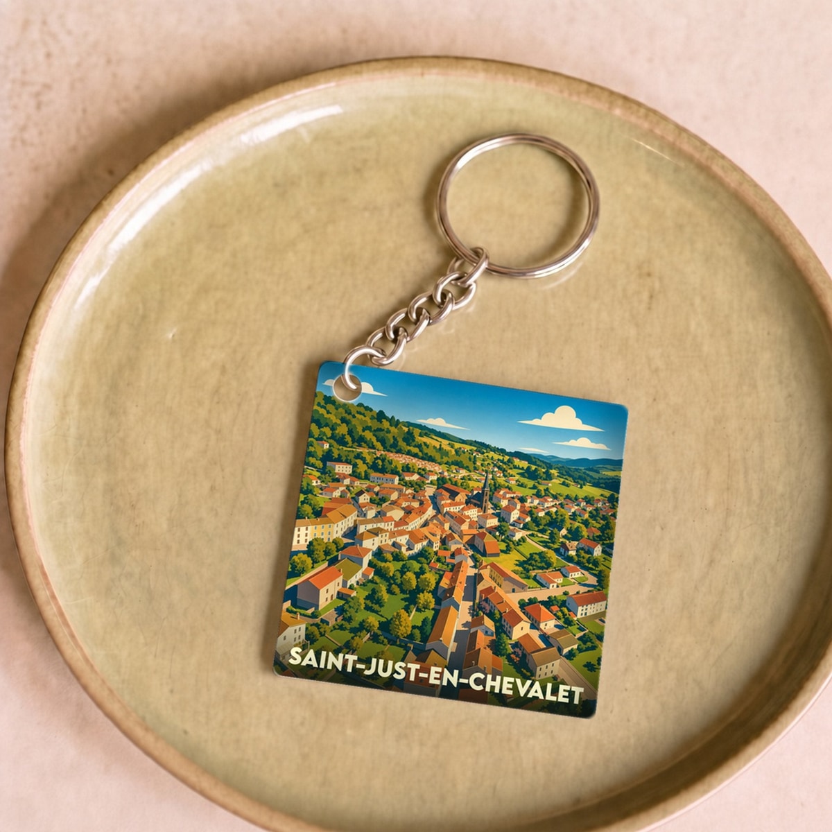 Porte-clés souvenir de la ville de Saint-Just-en-Chevalet avec une illustration stylisée.