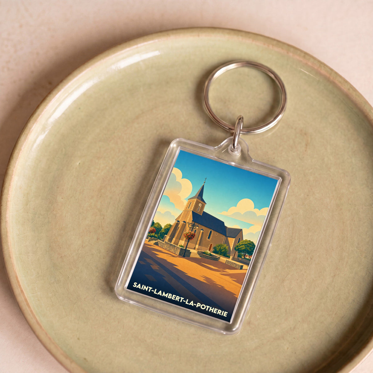 Porte-clés souvenir de la ville de Saint-Lambert-la-Potherie avec une illustration stylisée de son église.