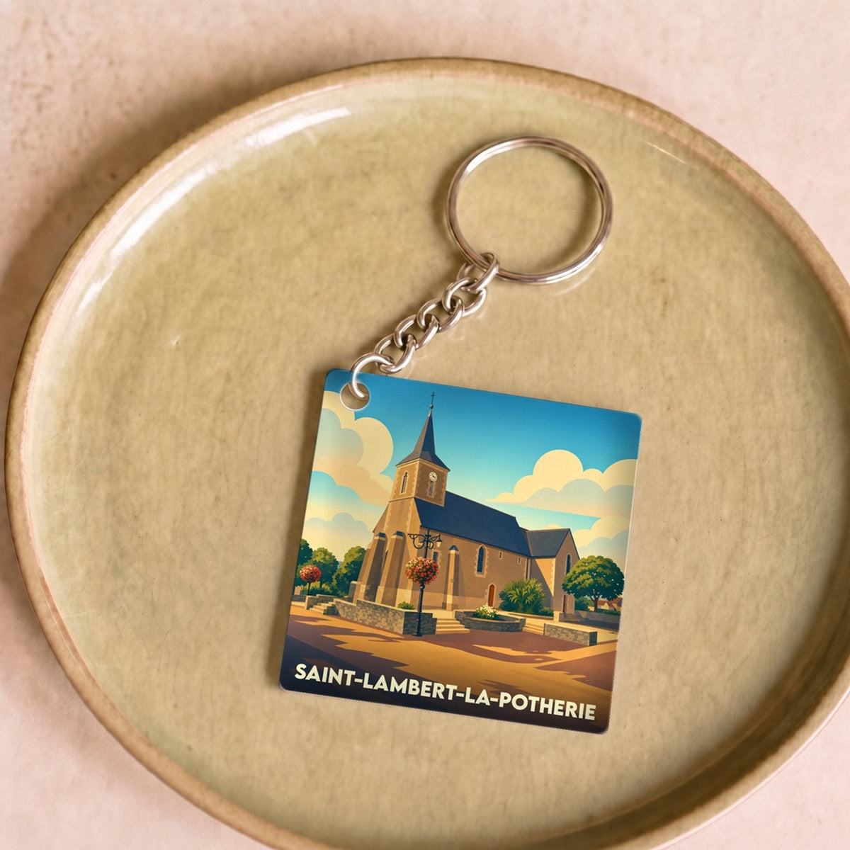 Porte-clés souvenir de la ville de Saint-Lambert-la-Potherie avec une illustration stylisée de son église.