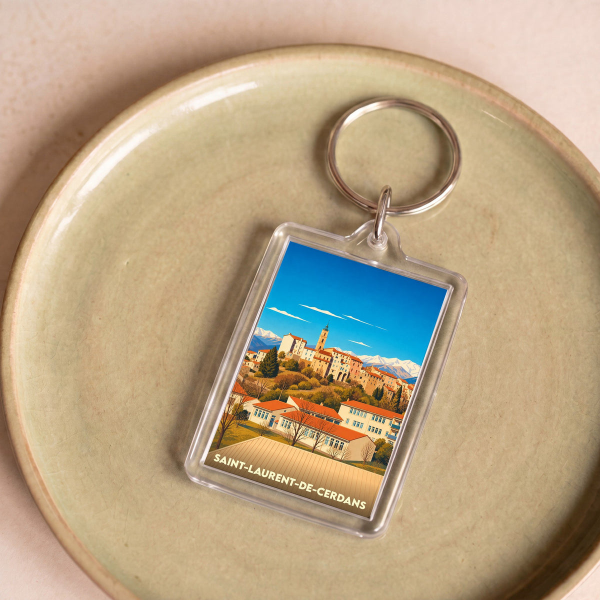 Porte-clés souvenir de la ville de Saint-Laurent-de-Cerdans avec une illustration stylisée.