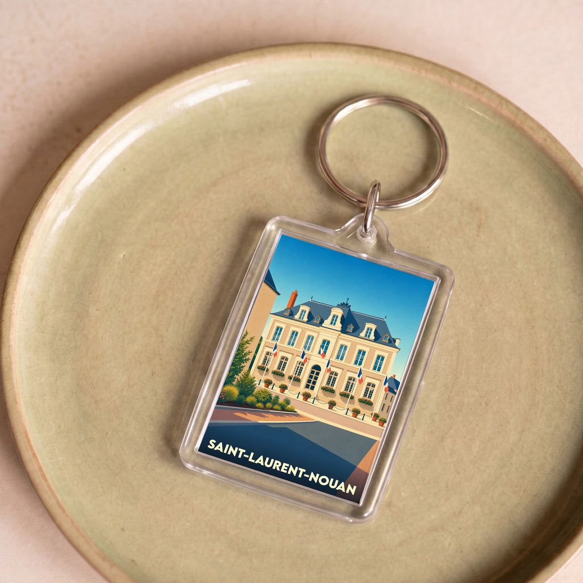 Porte-clés souvenir de la ville de Saint-Laurent-Nouan avec une illustration stylisée de sa mairie.