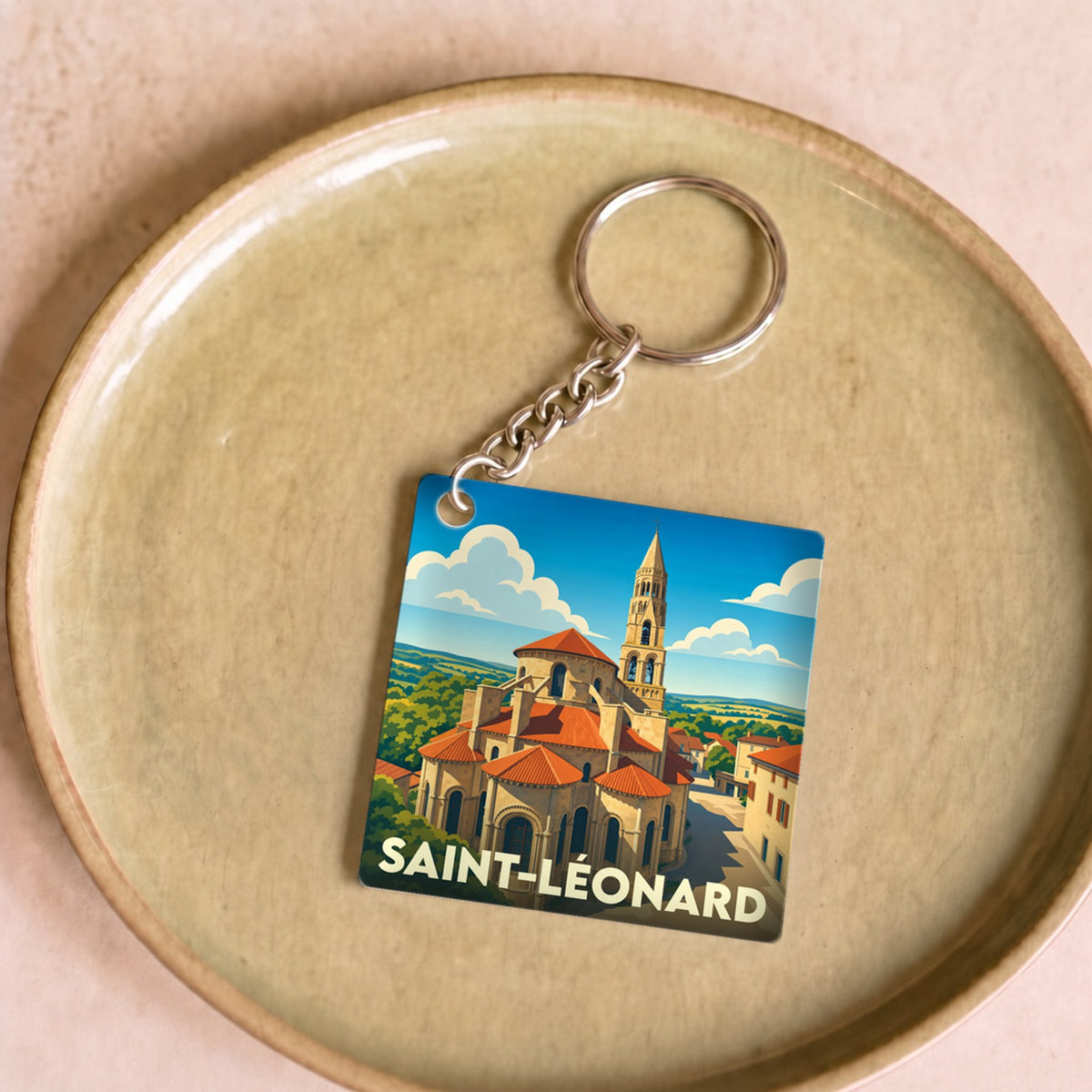 Porte-clés souvenir de la ville de Saint-Léonard avec une illustration stylisée de sa collégiale.