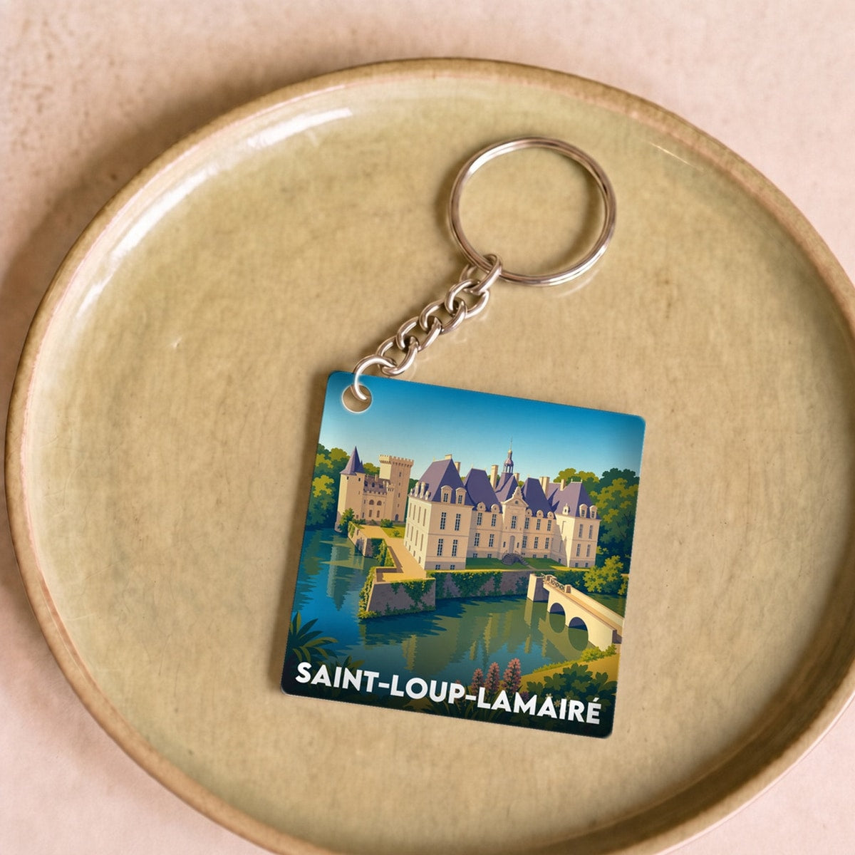 Porte-clés souvenir de la ville de Saint-Loup-Lamairé avec une illustration stylisée.