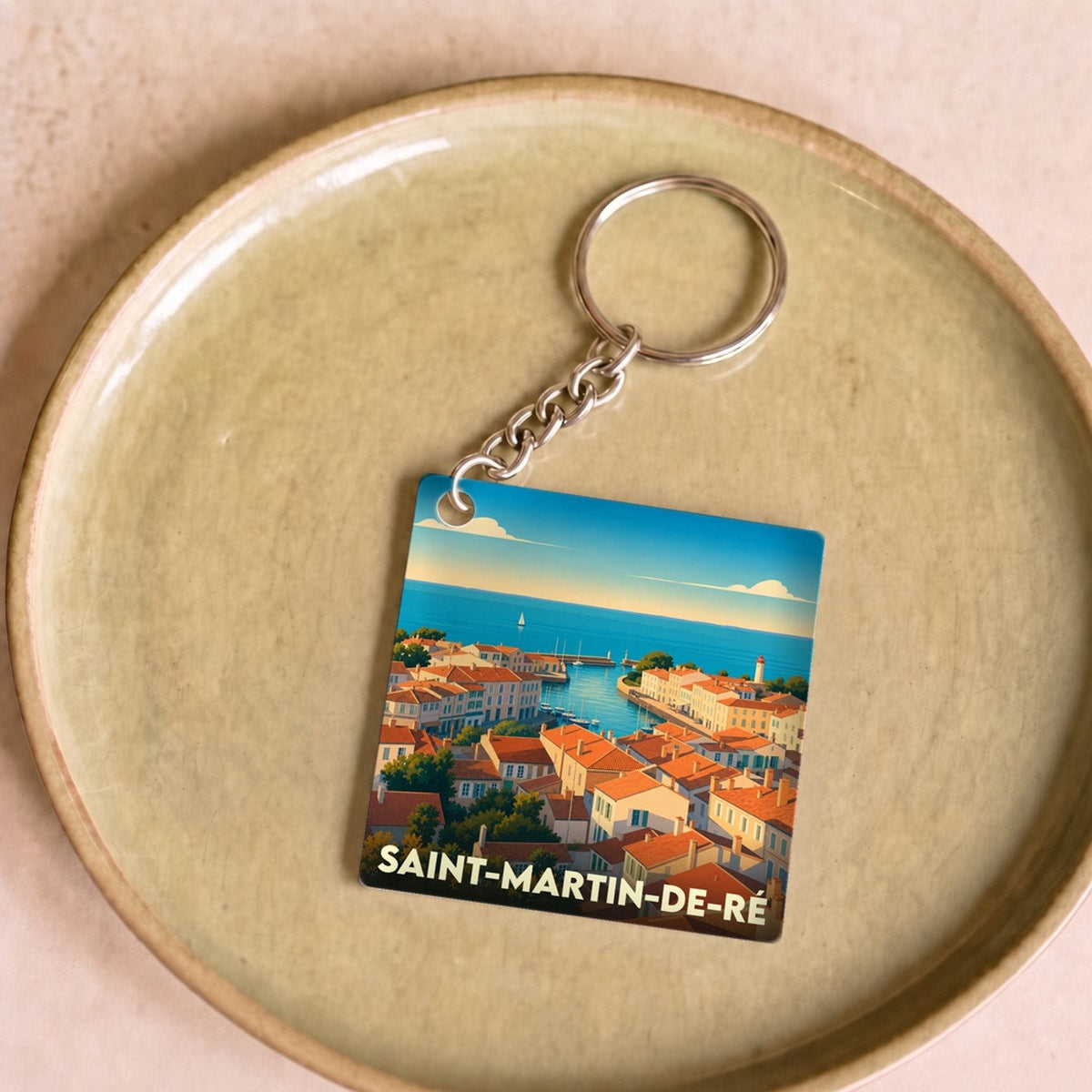 Porte-clés souvenir de la ville de Saint-Martin-de-Ré avec une illustration stylisée de son port.