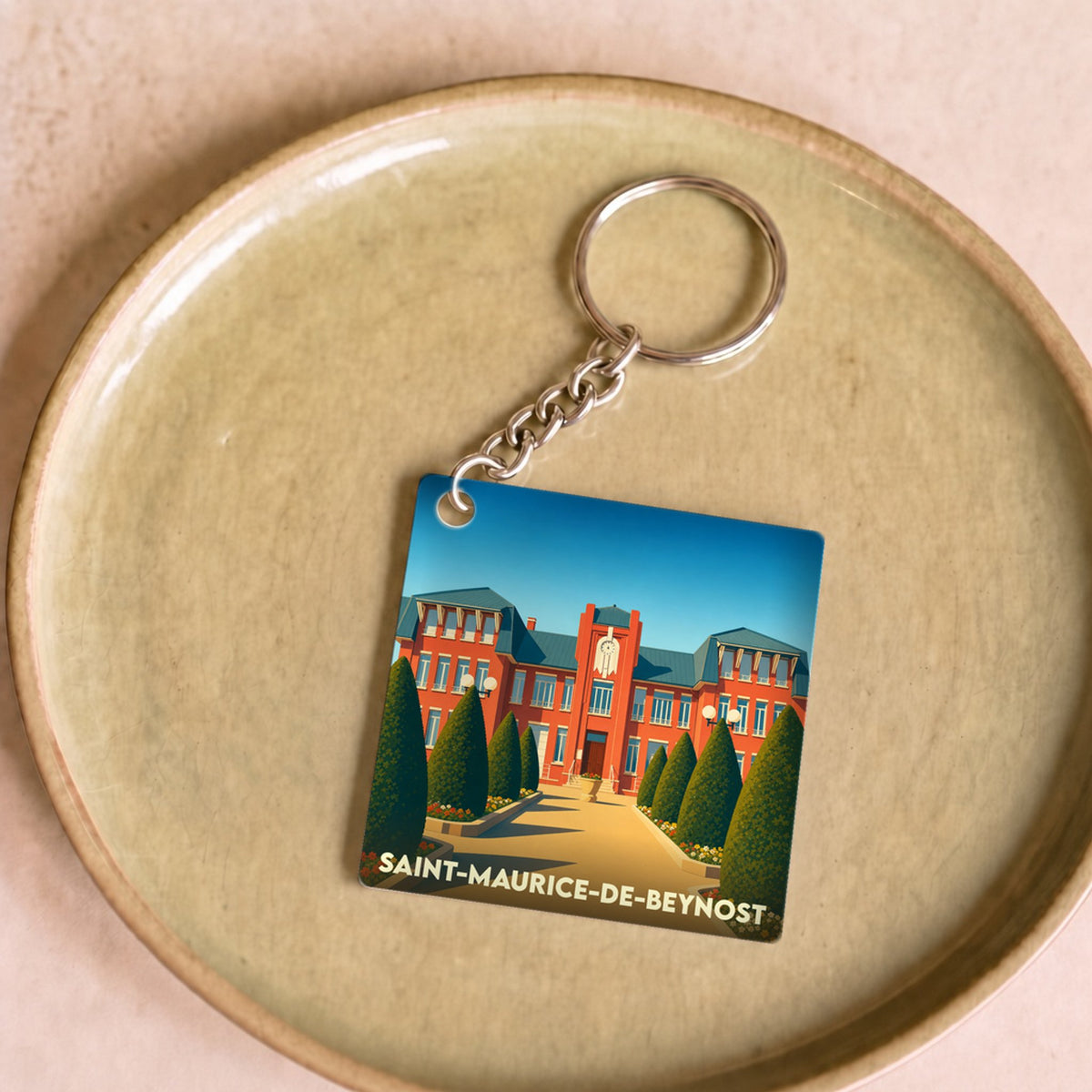 Porte-clés souvenir de la ville de Saint-Maurice-de-Beynost avec une illustration stylisée de sa mairie.