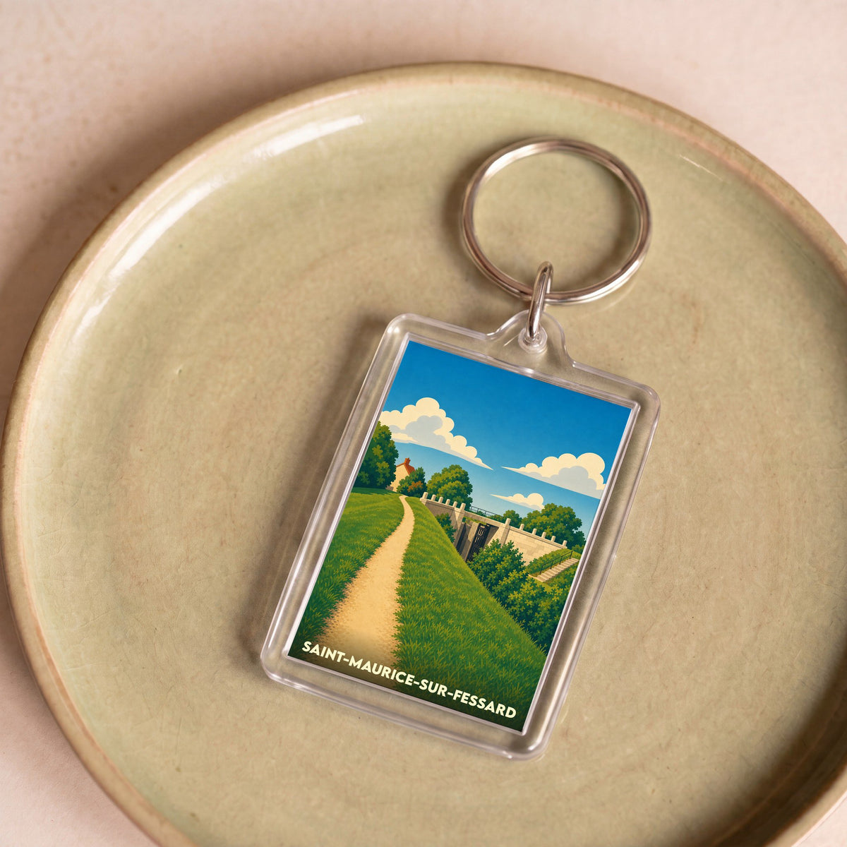 Porte-clés souvenir de Saint-Maurice-sur-Fessard avec une illustration stylisée d'un paysage local.