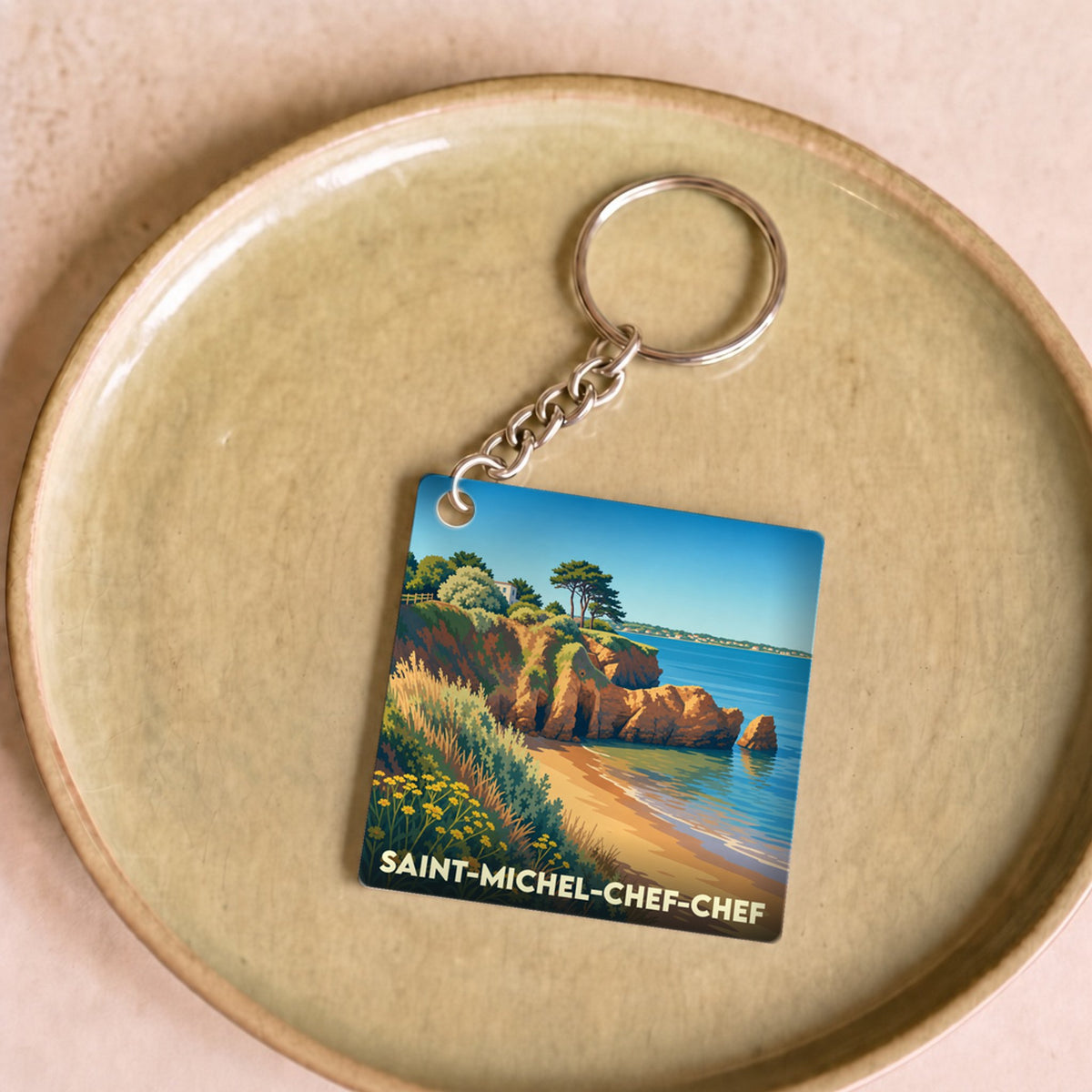 Porte-clés souvenir de la ville de Saint-Michel-Chef-Chef avec une illustration stylisée de son littoral.