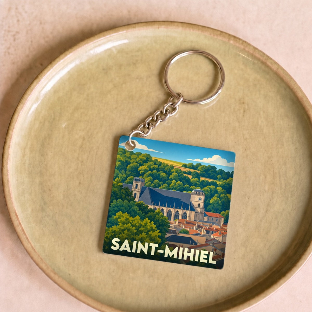 Porte-clés souvenir de la ville de Saint-Mihiel avec une illustration stylisée.