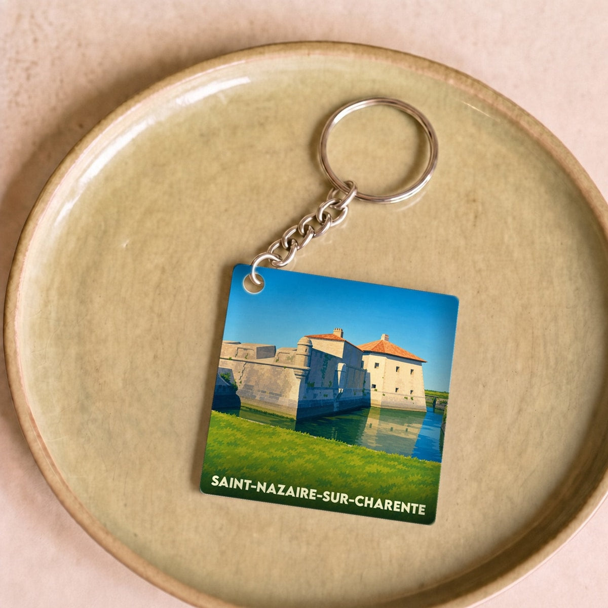 Porte-clés souvenir de Saint-Nazaire-sur-Charente avec une illustration stylisée du fort.