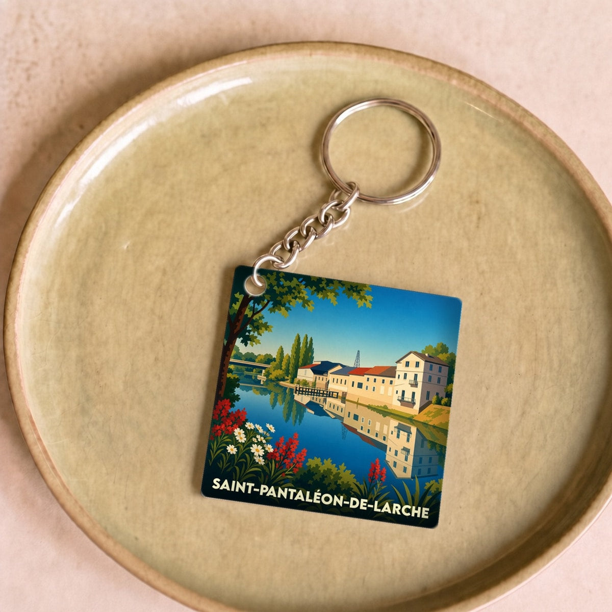 Porte-clés souvenir de la ville de Saint-Pantaléon-de-Larche avec une illustration stylisée.
