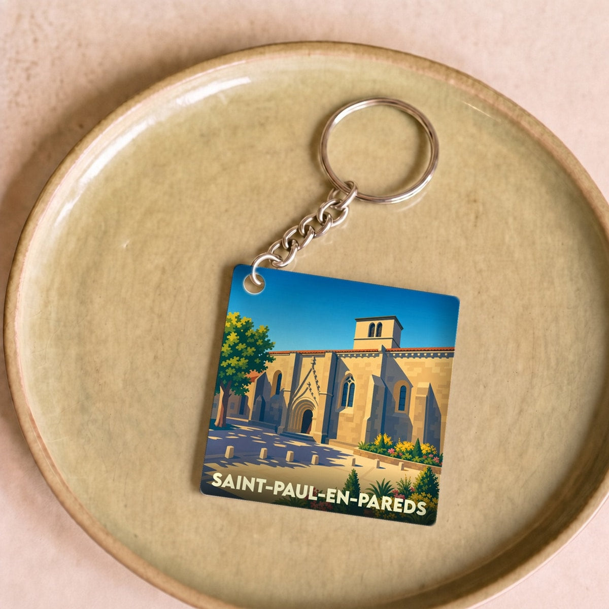 Porte-clés souvenir de la ville de Saint-Paul-en-Pareds avec une illustration stylisée de son église.