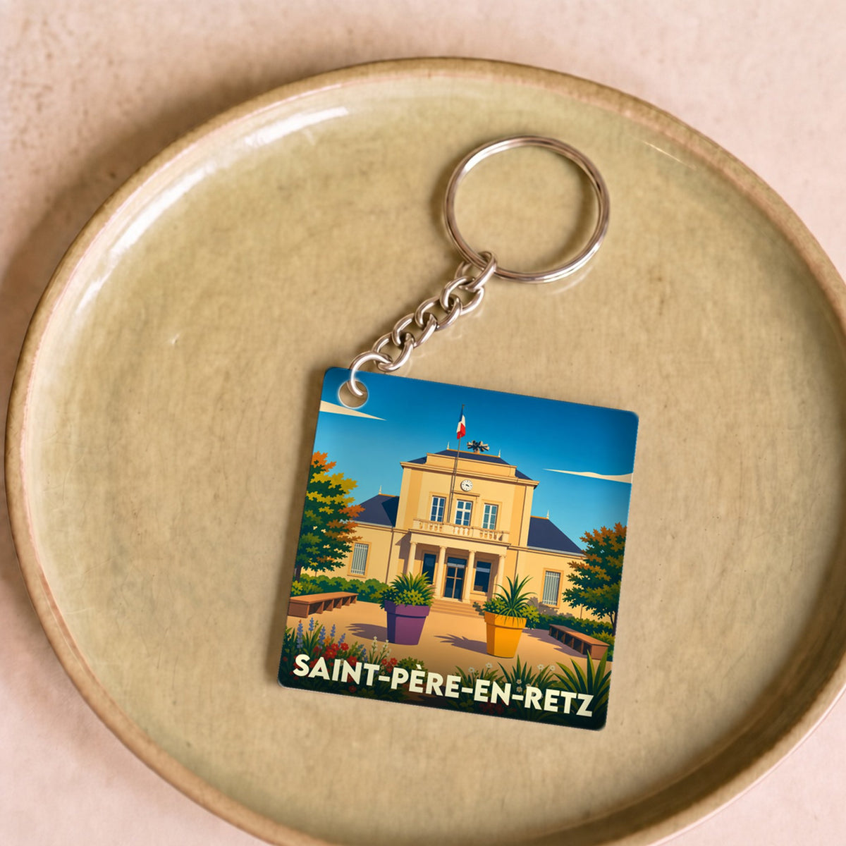 Porte-clés souvenir de la ville de Saint-Père-en-Retz avec une illustration stylisée de la mairie.