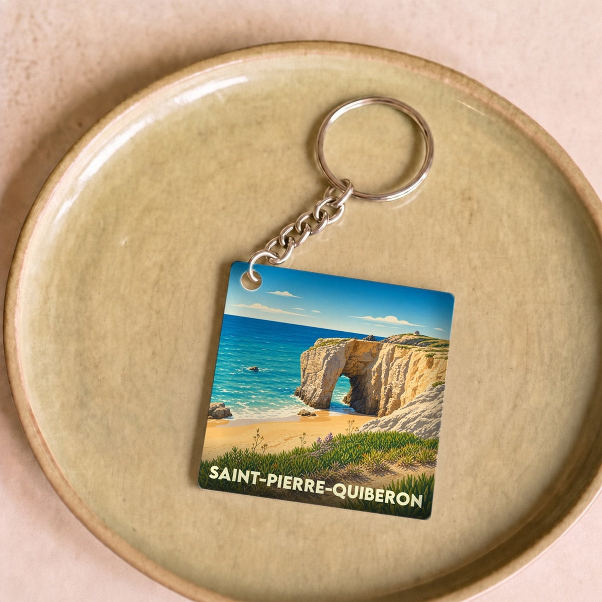 Porte-clés souvenir de la ville de Saint-Pierre-Quiberon avec une illustration stylisée de sa côte rocheuse.