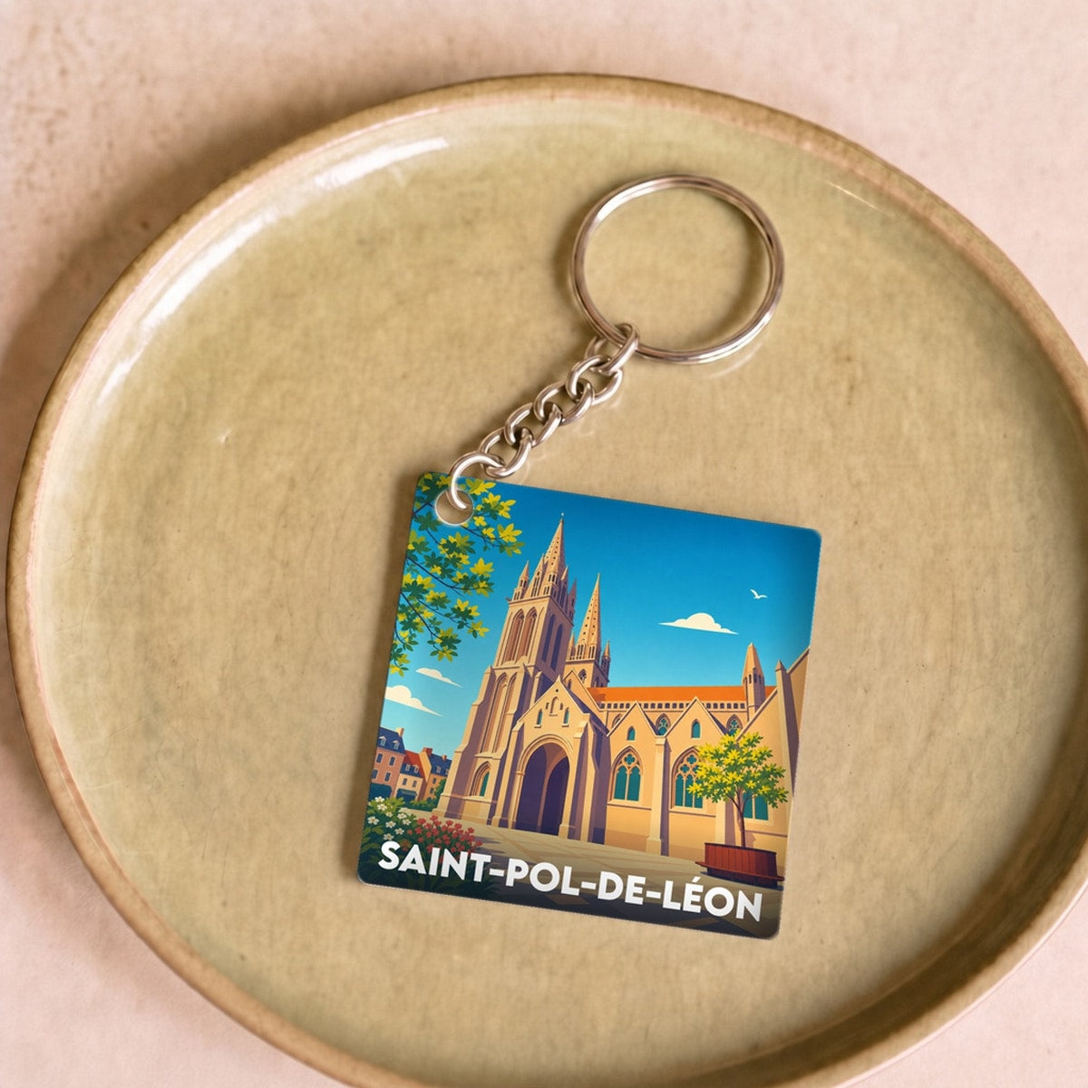 Porte-clés souvenir de la ville de Saint-Pol-de-Léon avec une illustration stylisée de sa cathédrale.