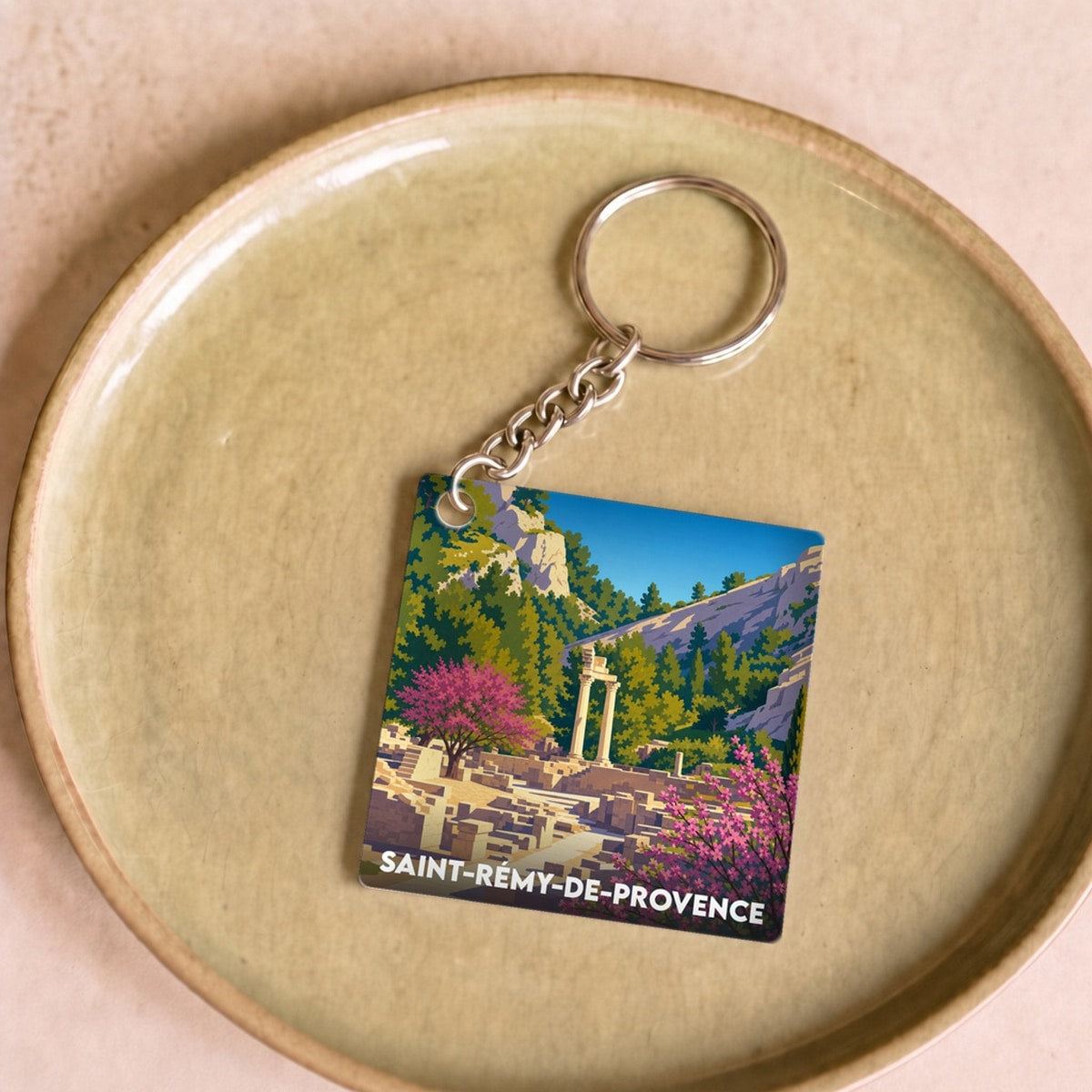 Porte-clés souvenir de la ville de Saint-Rémy-de-Provence avec une illustration colorée de Glanum.