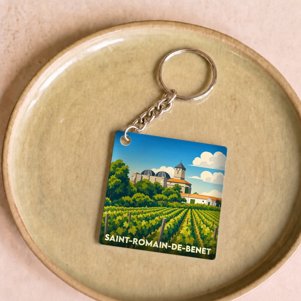 Porte-clés souvenir de la ville de Saint-Romain-de-Benet avec une illustration stylisée de vignoble et d'église.