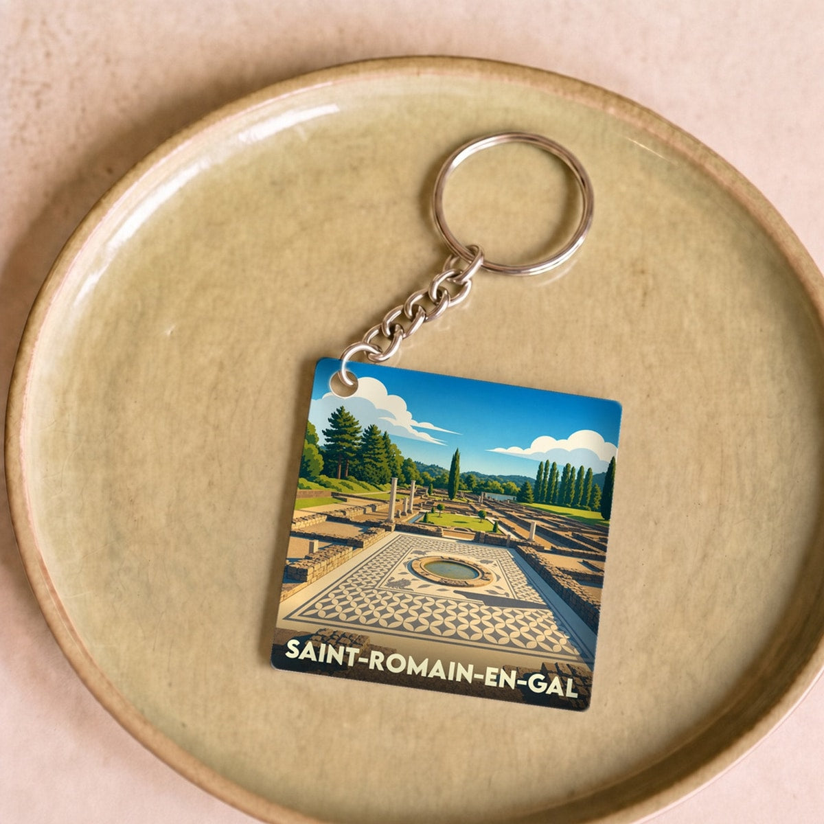 Porte-clés souvenir de la ville de Saint-Romain-en-Gal avec une illustration stylisée d'un site archéologique gallo-romain.