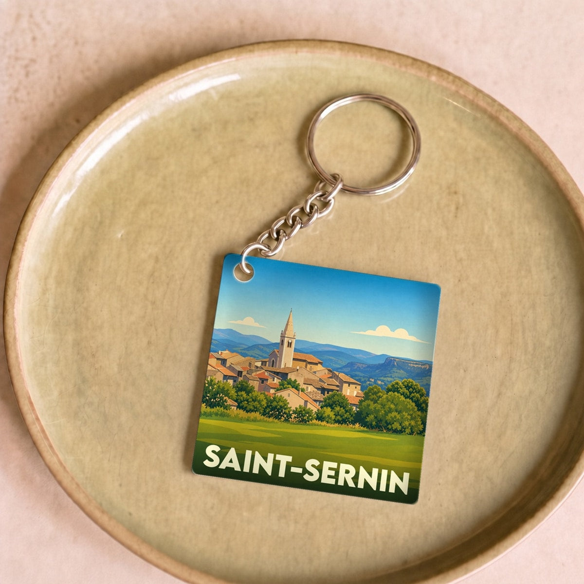 Porte-clés souvenir de la ville de Saint-Sernin avec une illustration stylisée.