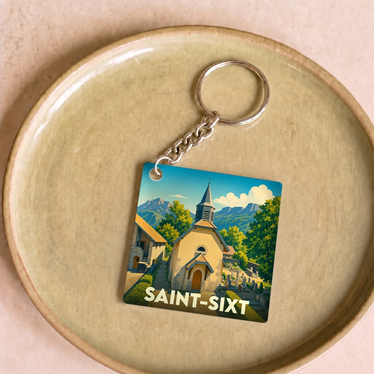Porte-clés souvenir de la ville de Saint-Sixt avec une illustration stylisée de son église.
