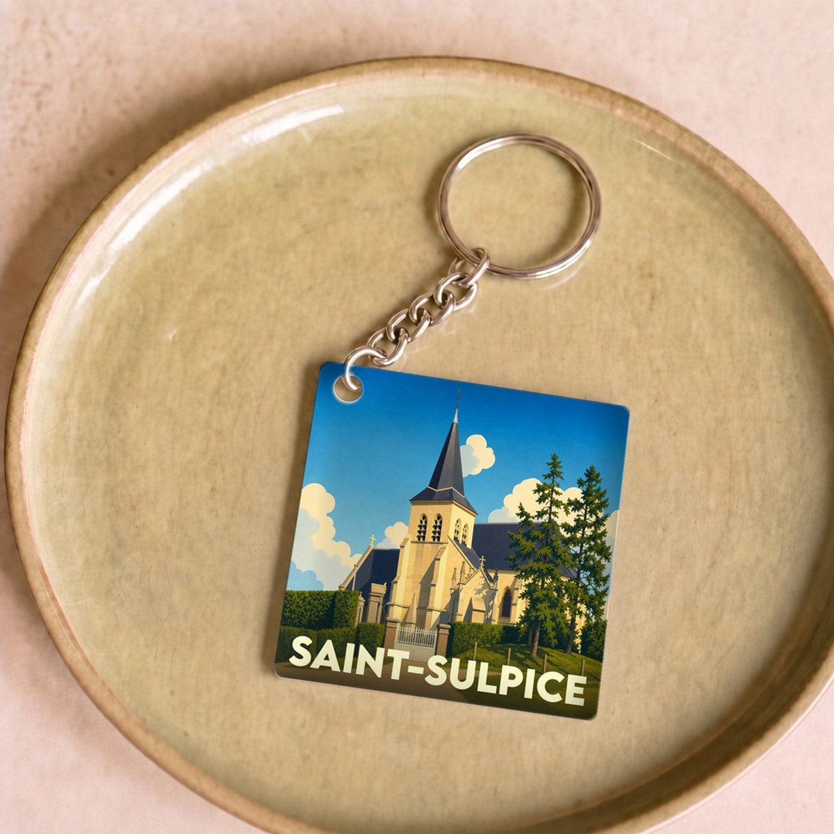 Porte-clés souvenir de la ville de Saint-Sulpice avec une illustration stylisée de son église.