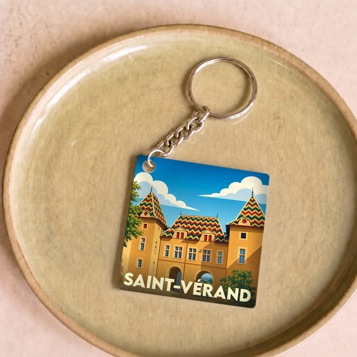 Porte-clés souvenir de la ville de Saint-Vérand avec une illustration stylisée de son château.