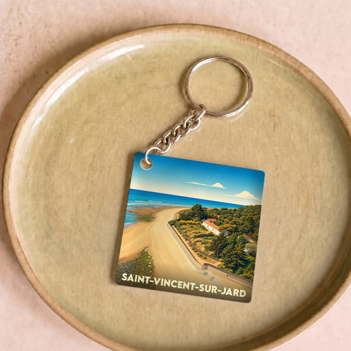 Porte-clés souvenir de la ville de Saint-Vincent-sur-Jard avec une illustration stylisée de sa côte.