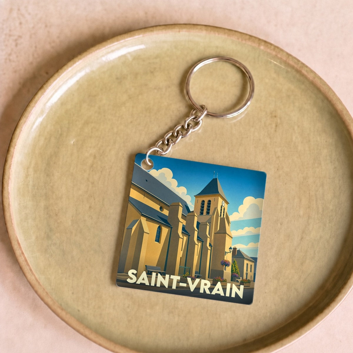 Porte-clés souvenir de la ville de Saint-Vrain avec une illustration stylisée de son église.