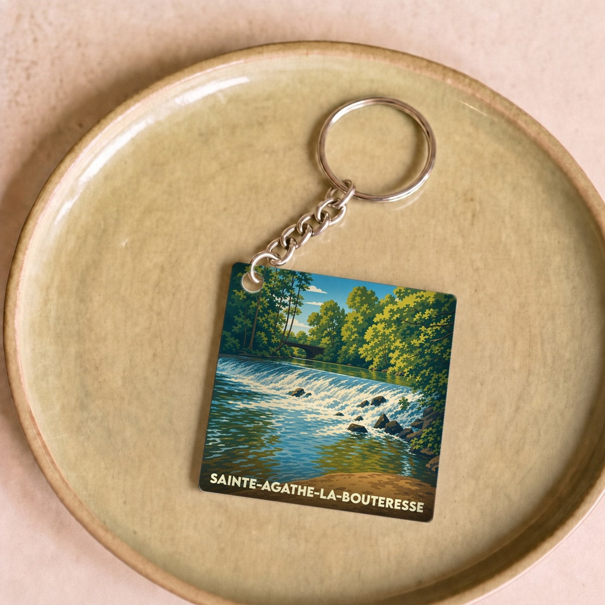 Porte-clés souvenir de la ville de Sainte-Agathe-la-Bouteresse avec une illustration stylisée.