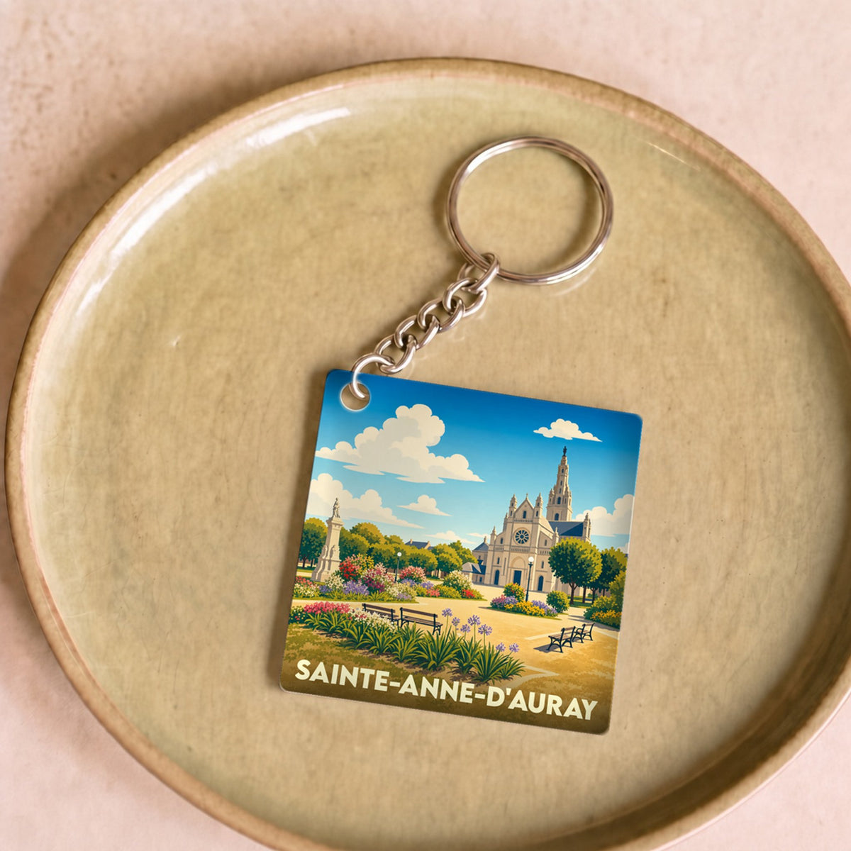Porte-clés souvenir de la ville de Sainte-Anne-d'Auray avec une illustration stylisée de sa basilique.