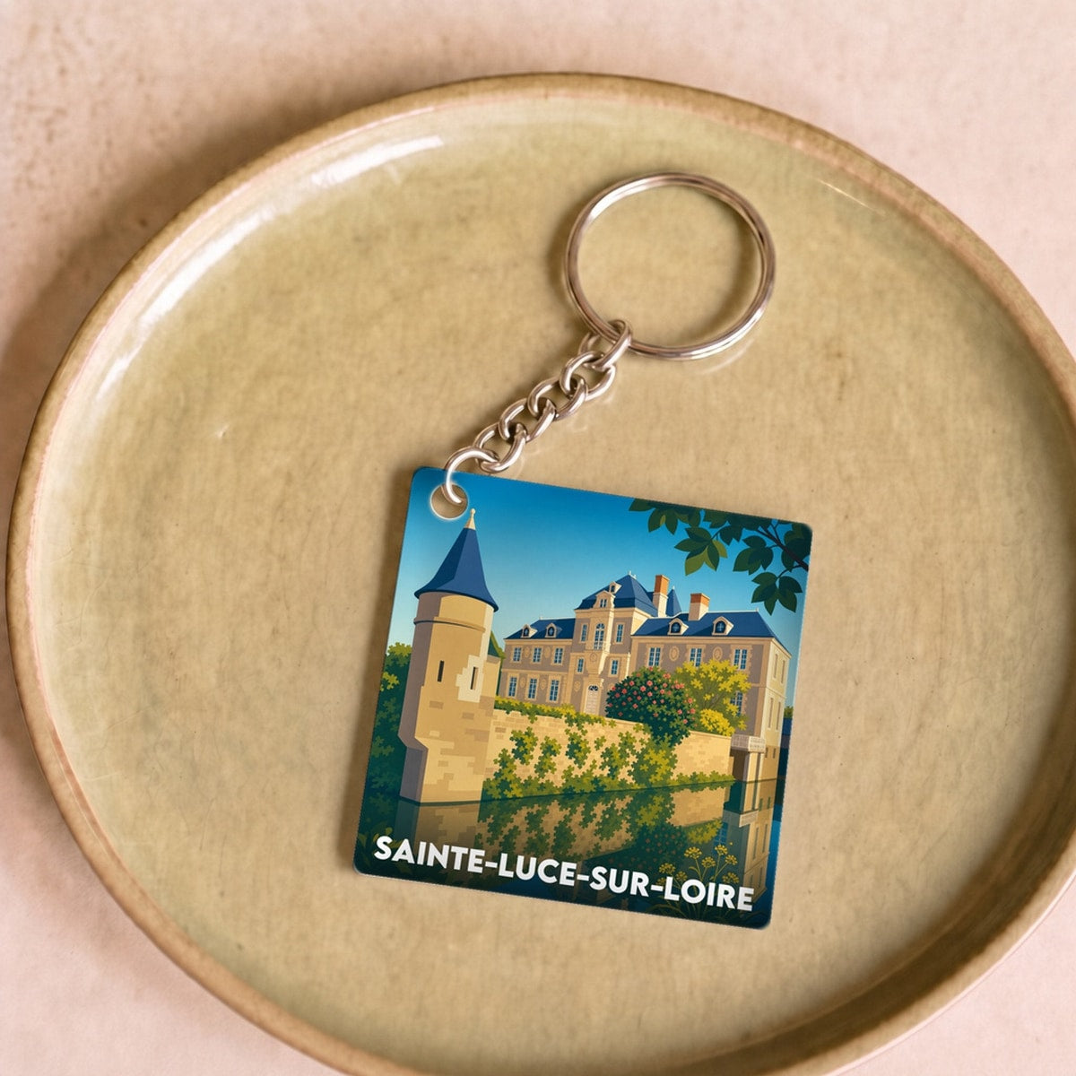Porte-clés souvenir de la ville de Sainte-Luce-sur-Loire avec une illustration stylisée.