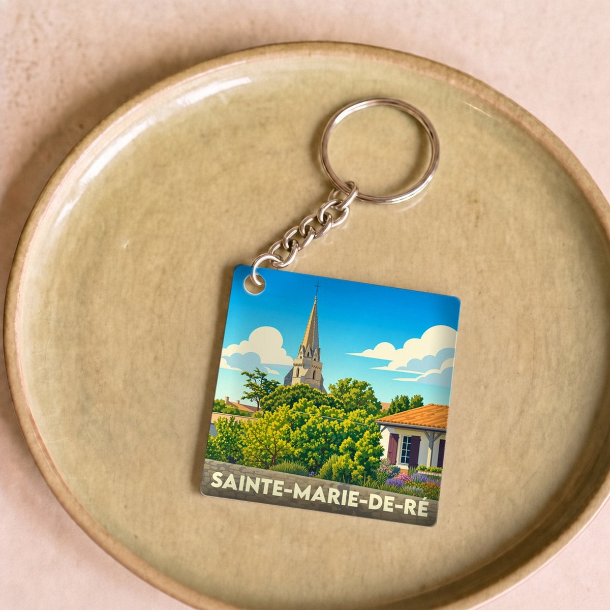 Porte-clés souvenir de la ville de Sainte-Marie-de-Ré avec une illustration stylisée.