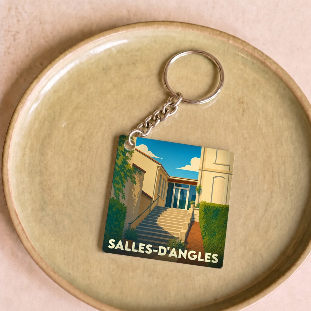 Porte-clés souvenir de la ville de Salles-d'Angles avec une illustration stylisée.
