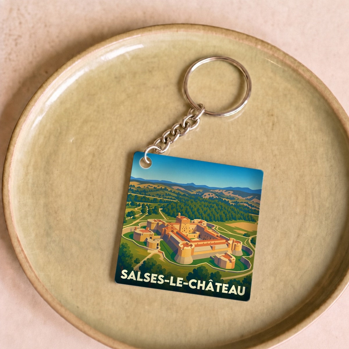 Porte-clés souvenir de Salses-le-Château avec une illustration stylisée de sa forteresse.