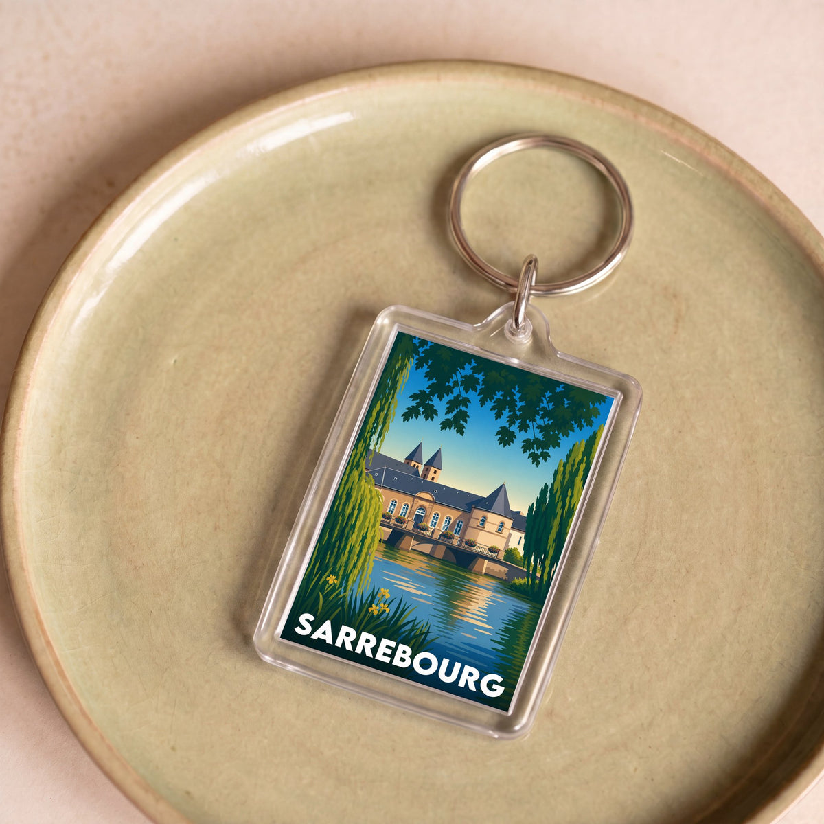 Porte-clés souvenir de la ville de Sarrebourg avec une illustration stylisée.