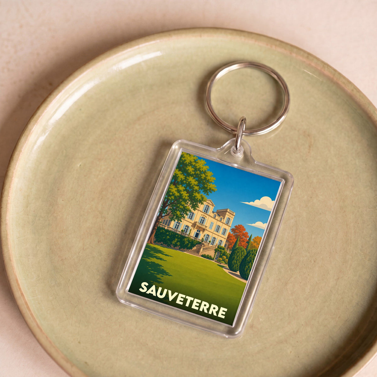 Porte-clés souvenir de la ville de Sauveterre avec une illustration stylisée.