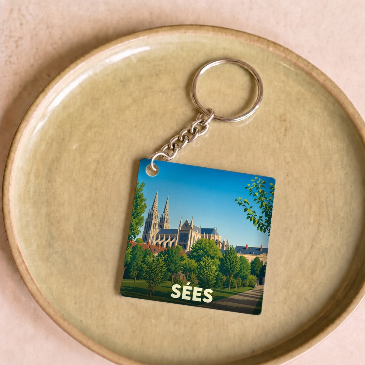 Porte-clés souvenir de la ville de Sées avec une illustration stylisée de sa cathédrale.