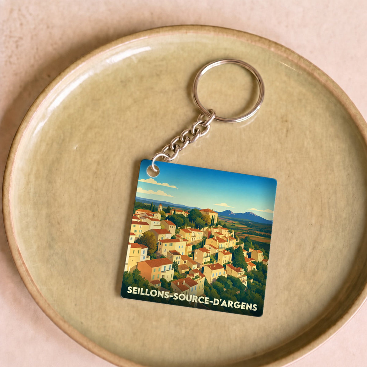 Porte-clés souvenir de la ville de Seillons-Source-d'Argens avec une illustration stylisée.