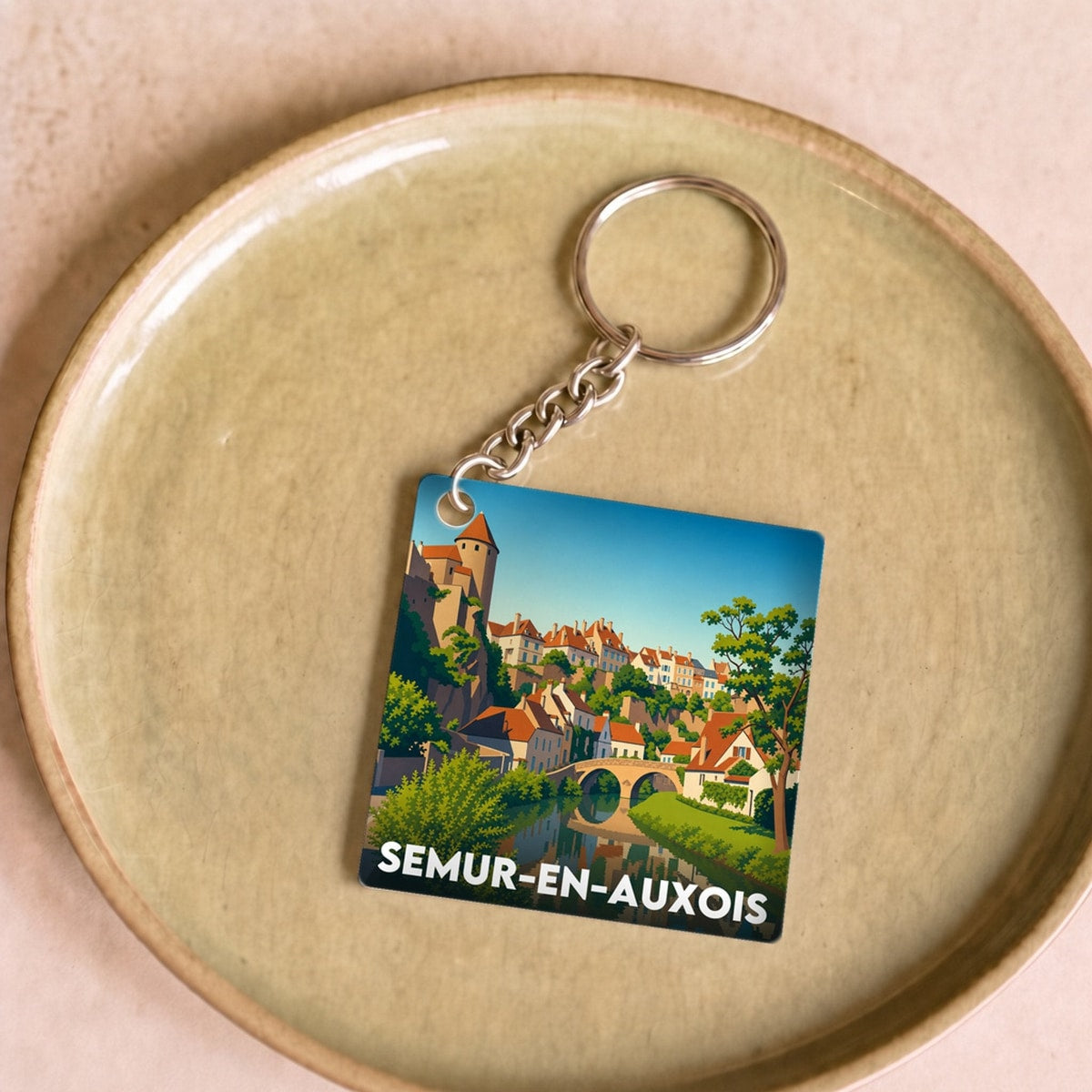 Porte-clés souvenir de la ville de Semur-en-Auxois avec une illustration stylisée.