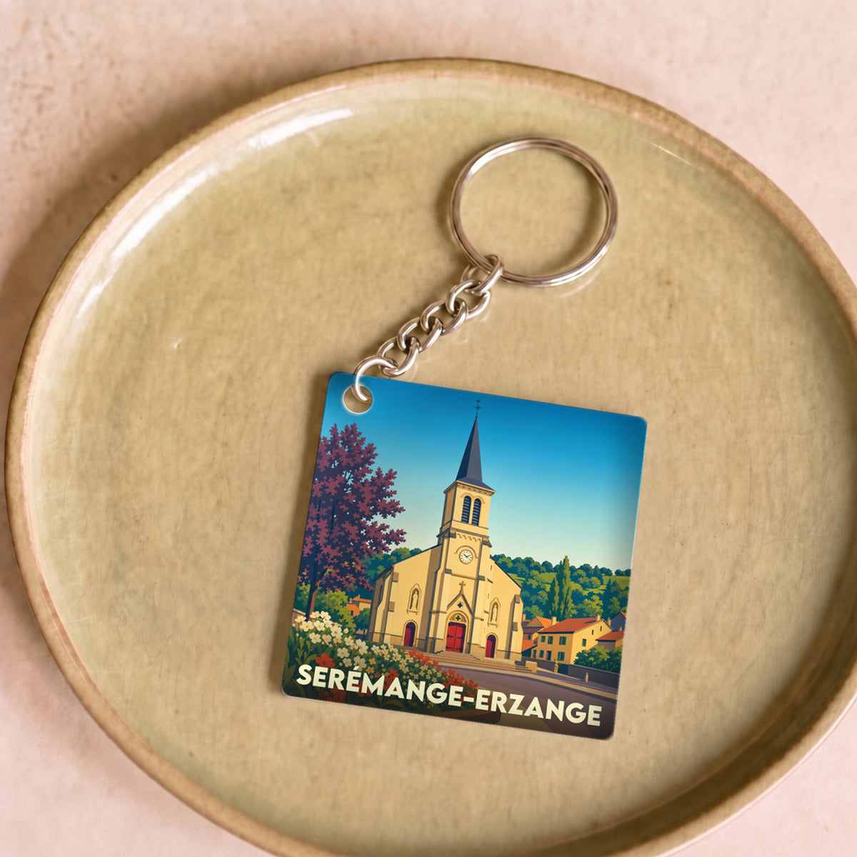 Porte-clés souvenir de la ville de Serémange-Erzange avec une illustration stylisée de son église.
