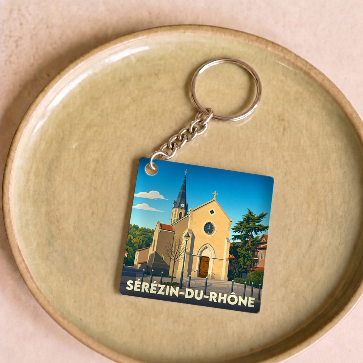 Porte-clés souvenir de la ville de Sérézin-du-Rhône avec une illustration stylisée de son église.
