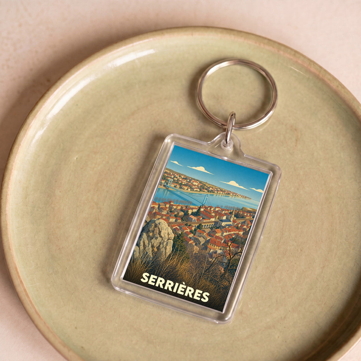 Porte-clés souvenir de la ville de Serrières avec une illustration stylisée.