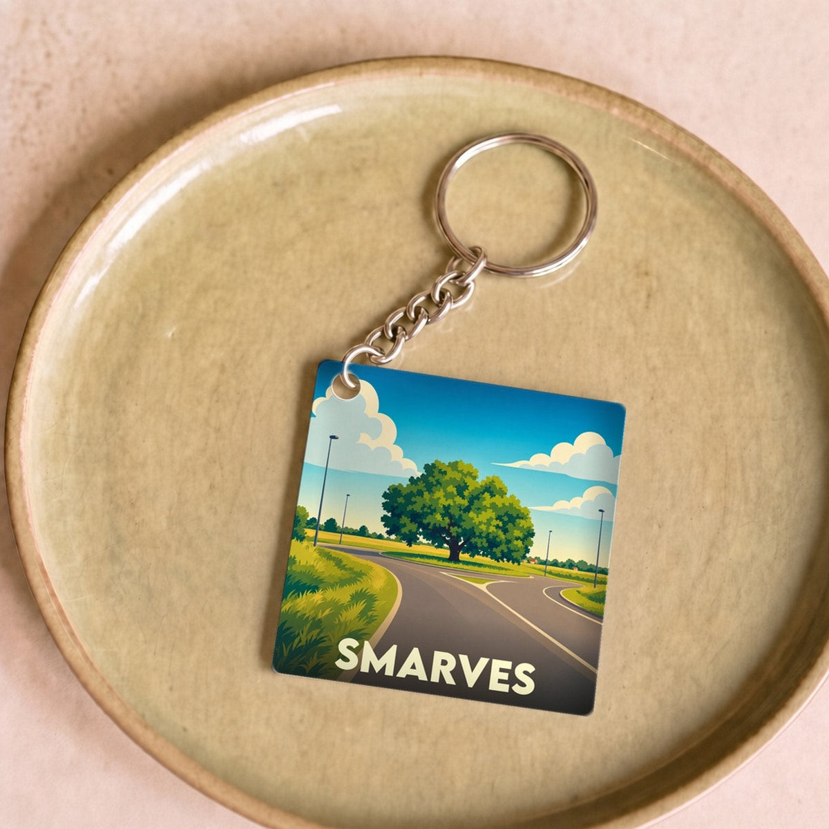 Porte-clés souvenir de la ville de Smarves avec une illustration paysagère stylisée.
