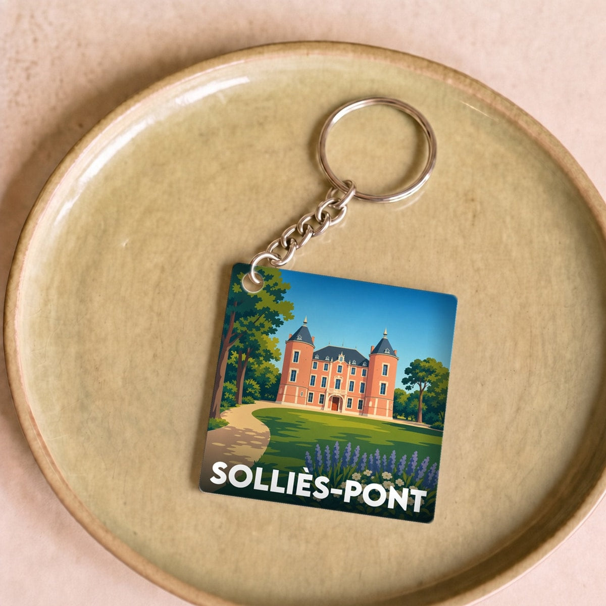 Porte-clés souvenir de la ville de Solliès-Pont avec une illustration stylisée de son château.