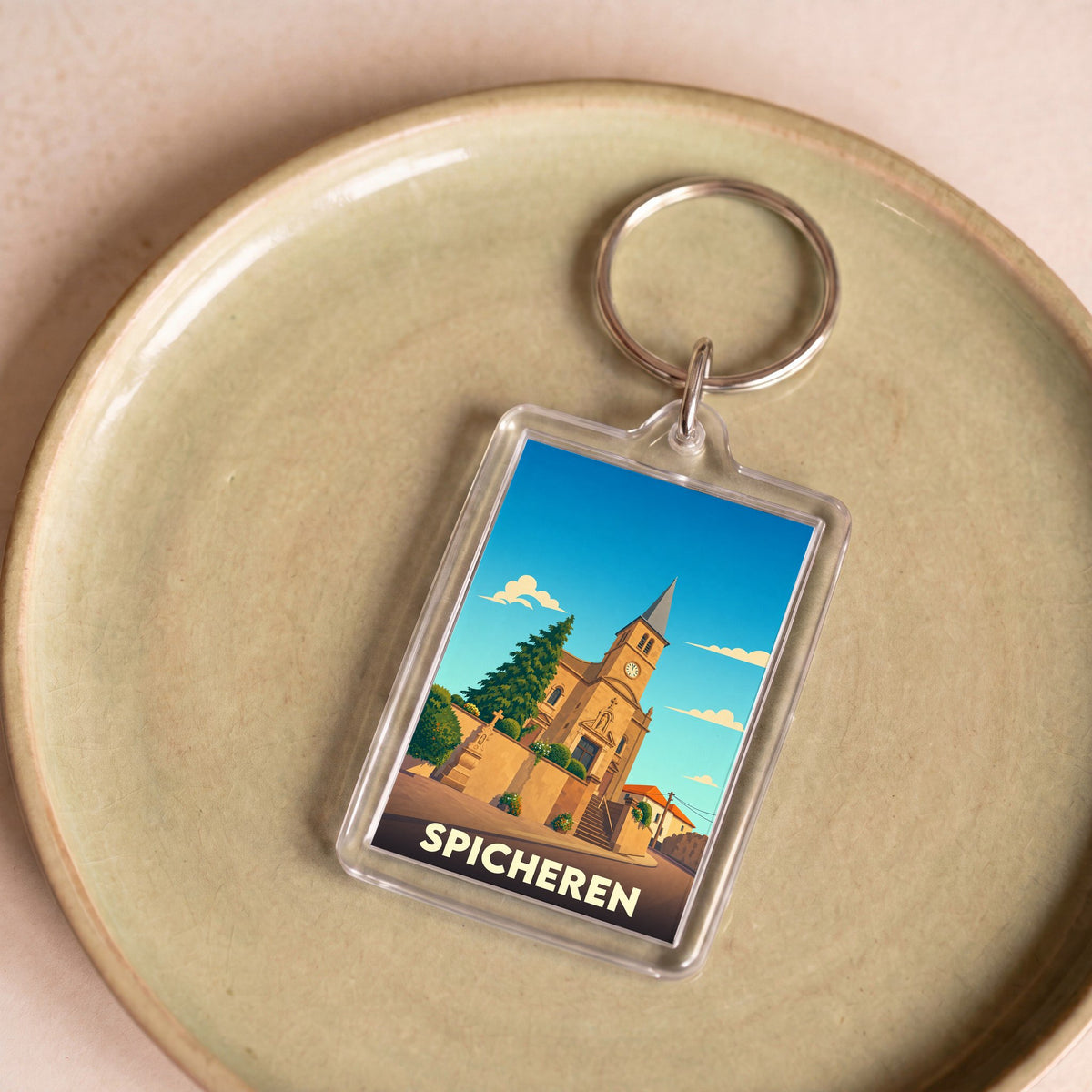 Porte-clés souvenir de la ville de Spicheren avec une illustration stylisée de son église.