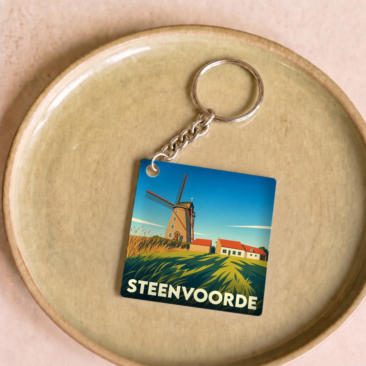 Porte-clés souvenir de la ville de Steenvoorde avec une illustration stylisée d'un moulin.
