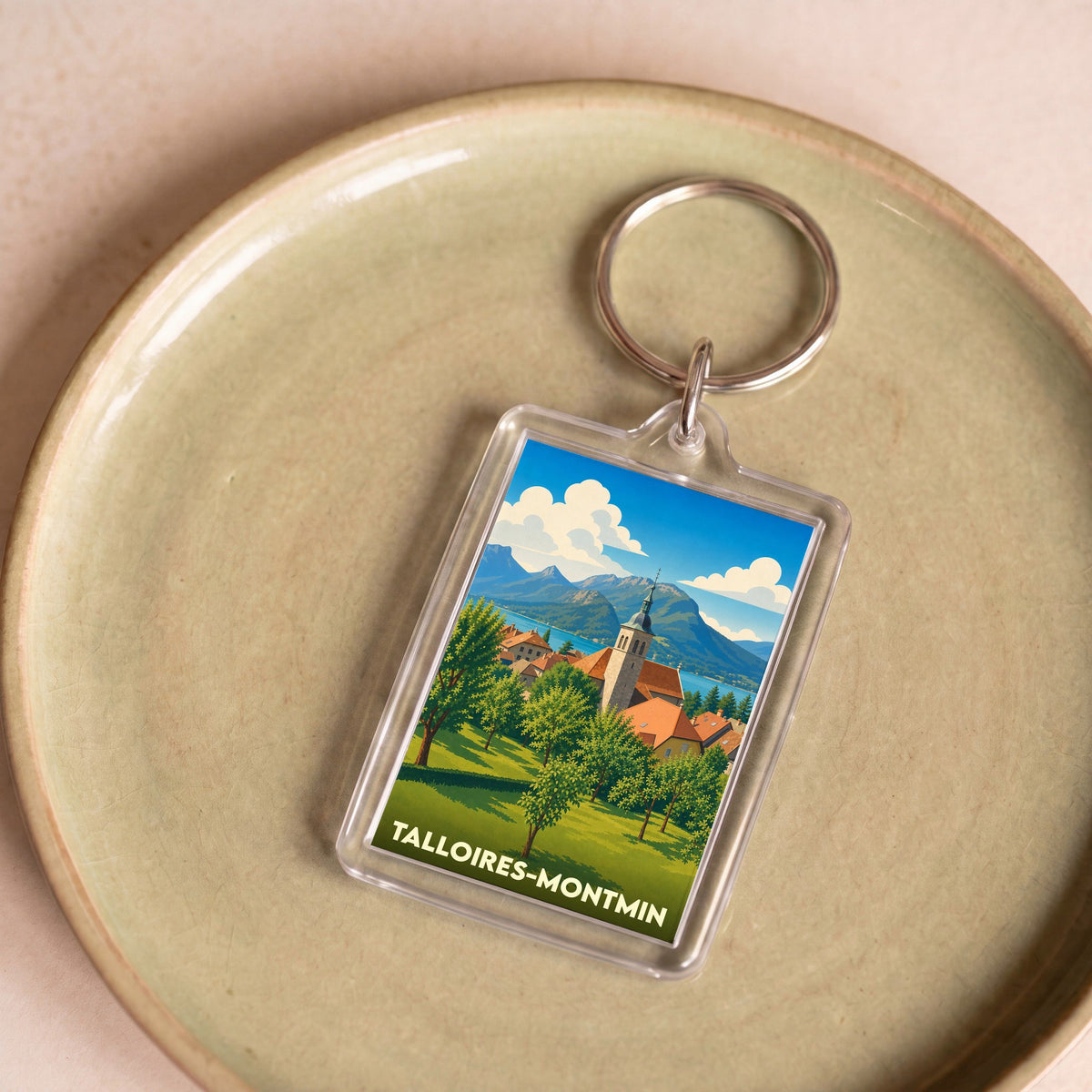 Porte-clés souvenir de la ville de Talloires-Montmin avec une illustration stylisée.