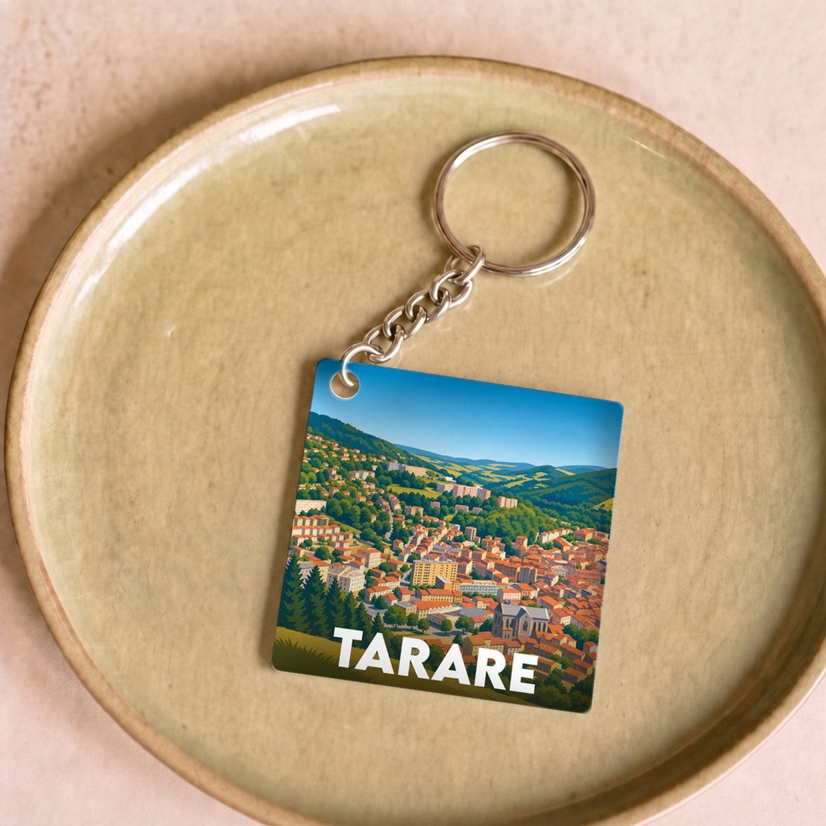 Porte-clés souvenir de la ville de Tarare avec une illustration stylisée.