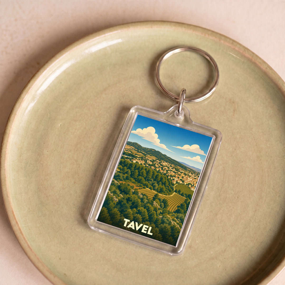 Porte-clés souvenir de la ville de Tavel avec une illustration stylisée de son paysage.