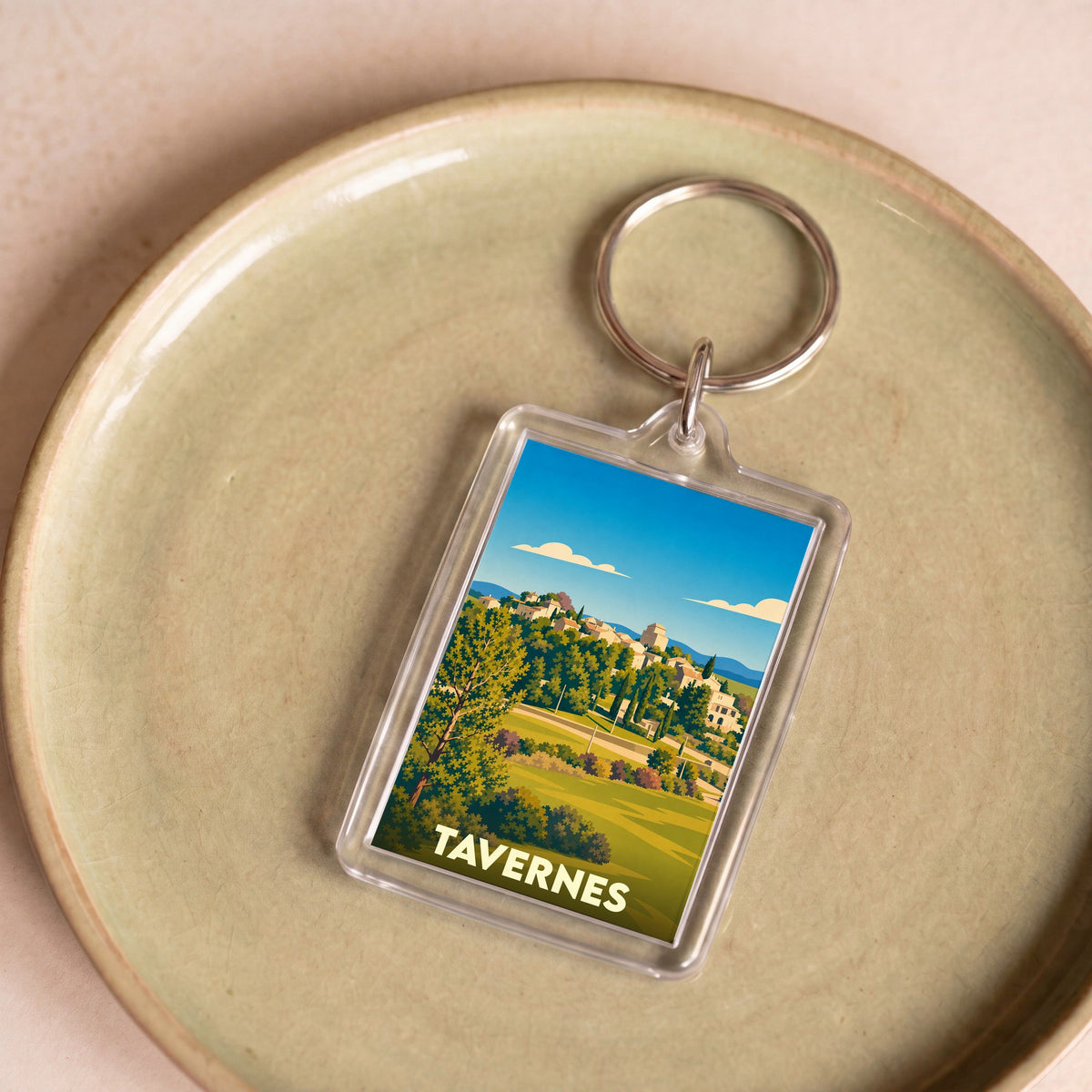Porte-clés souvenir de la ville de Tavernes avec une illustration stylisée d'un paysage provençal.